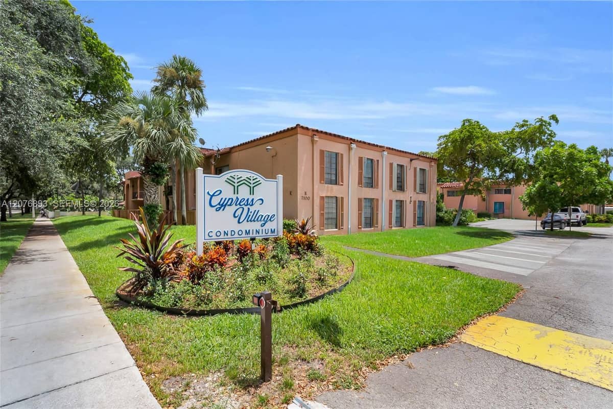 7100 Fairway Drive #K11, Miami Lakes